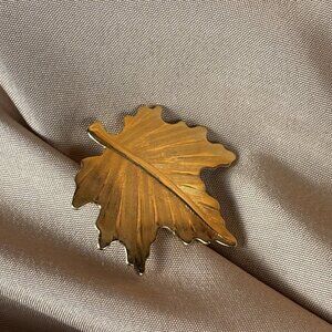 Gold Tone Textured Maple Leaf Brooch A9